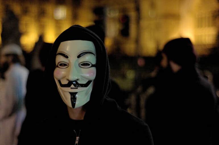 如何在Bonfire Night篝火节穿出温暖与风度？